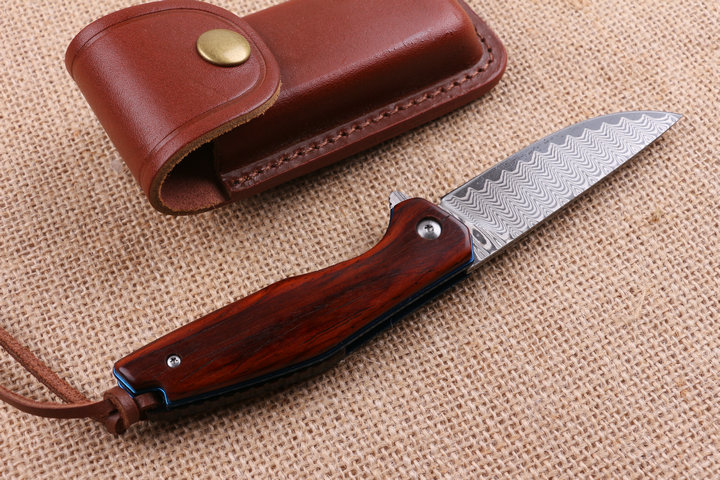 Blue bird Damascus folding knife with Red sandalwood handle UD404497